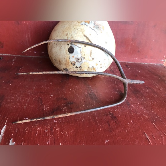 9705 Primitive Metal Hay Pitchfork Rake 3 Prong Rusty Crusty 7.5” X 14” - Picture 3 of 9